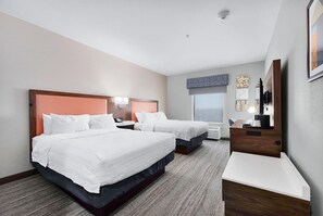 2 queensize bedden | Een kluis op de kamer, een bureau, een laptopwerkplek