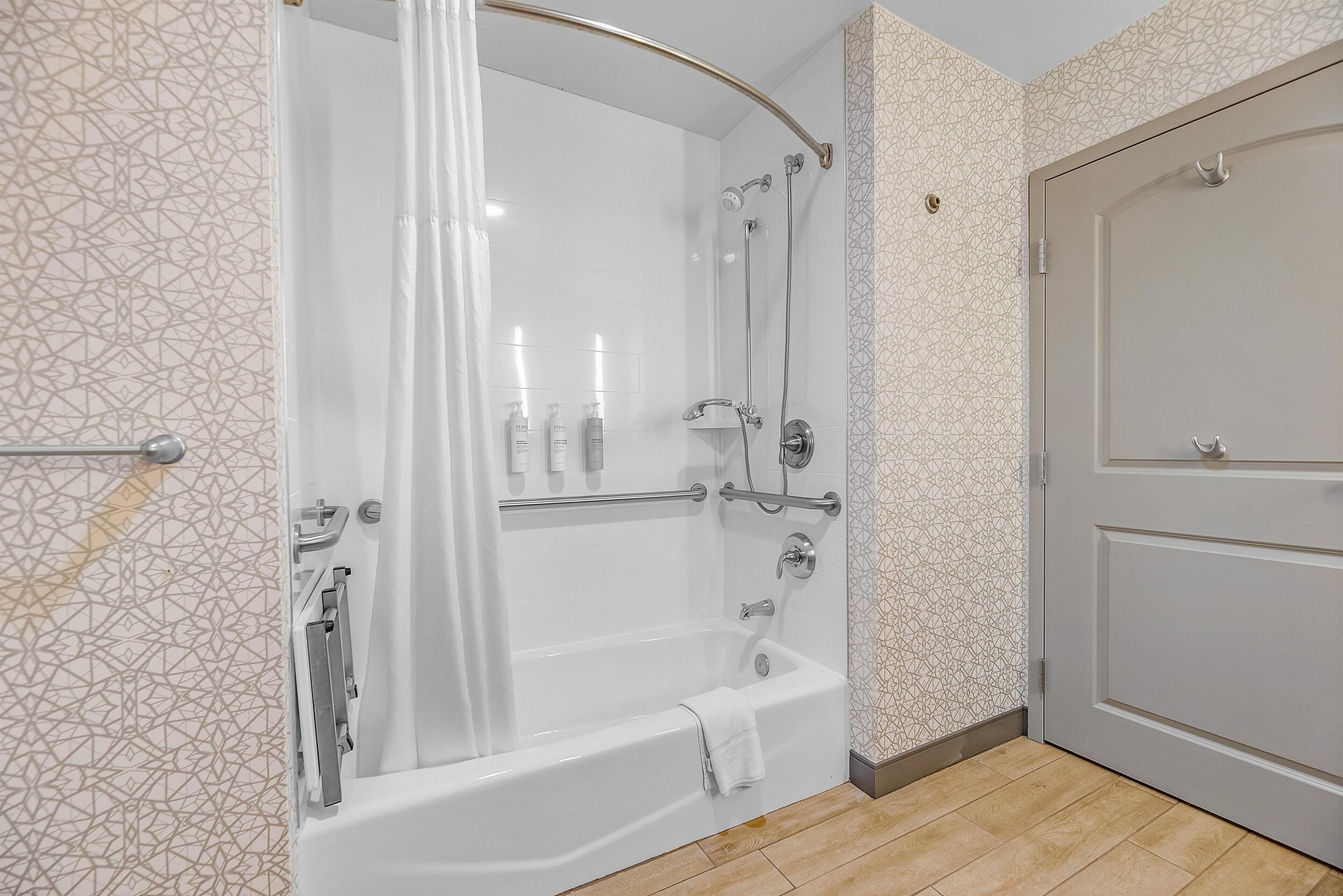 Room, 1 King Bed, Accessible, Non Smoking | Bathroom | Combined shower/bathtub, free toiletries, hair dryer, towels