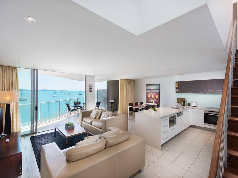 Frigorífico grande, microondas, horno y placa de cocina