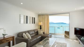 2 Bedroom 2 Bathroom Water View Spa Apartment | Living room | MP3 dock