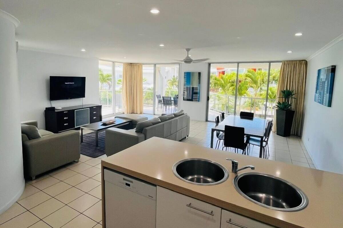 3 bedroom 2 bathroom water aspect spa apartment | private kitchen | full-sized fridge, microwave, oven, stovetop