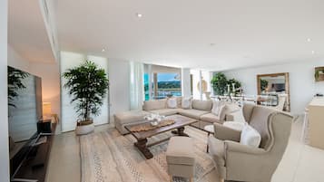 Four Bedroom Two Level Top Floor Luxe Spa Penthouse | Living room | MP3 dock