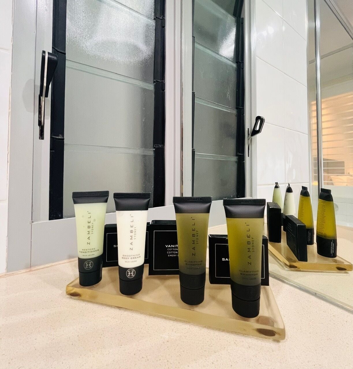 separate bathtub and shower, jetted bath, hydromassage showerhead