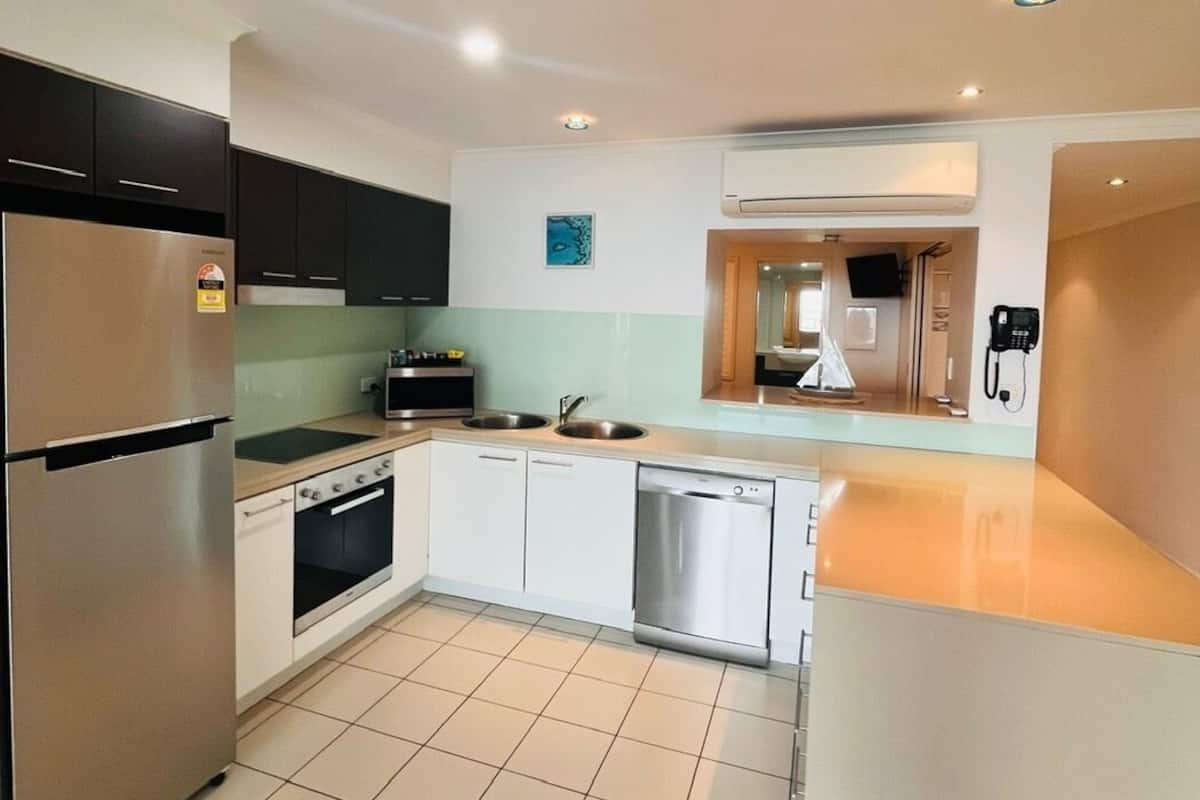 full-sized fridge, microwave, oven, stovetop