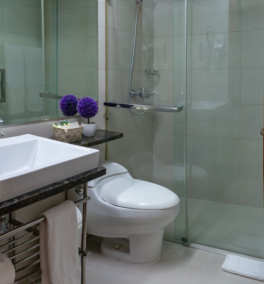 deluxe room | bathroom | combined shower/bathtub, hair dryer, towels