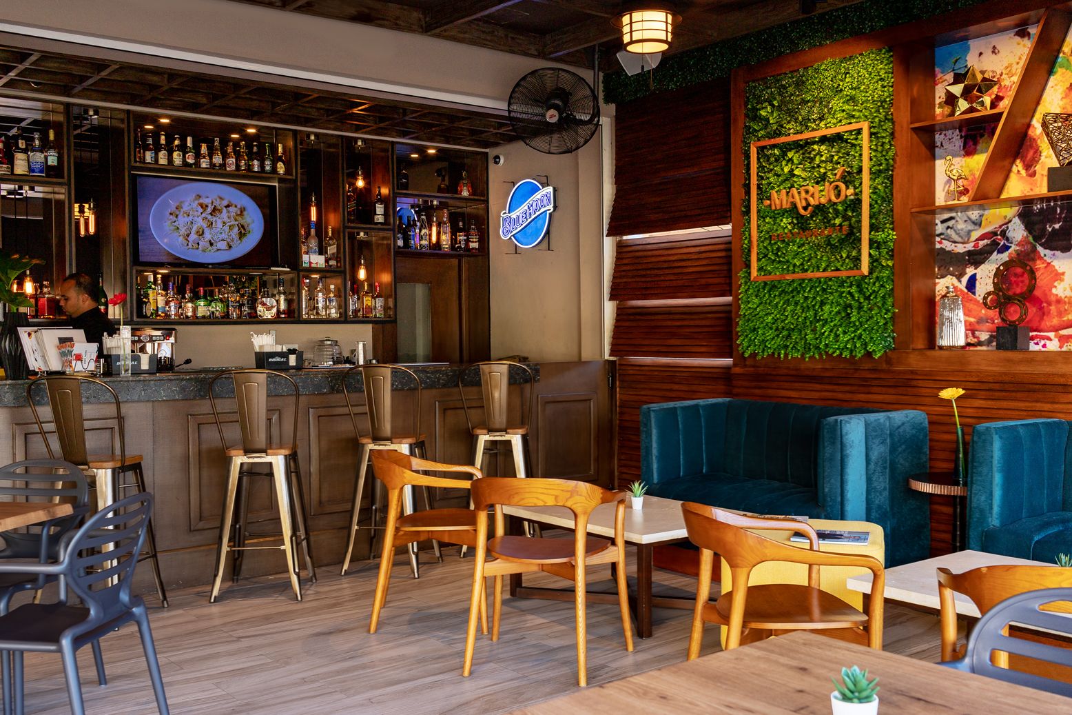 breakfast, lunch and dinner served