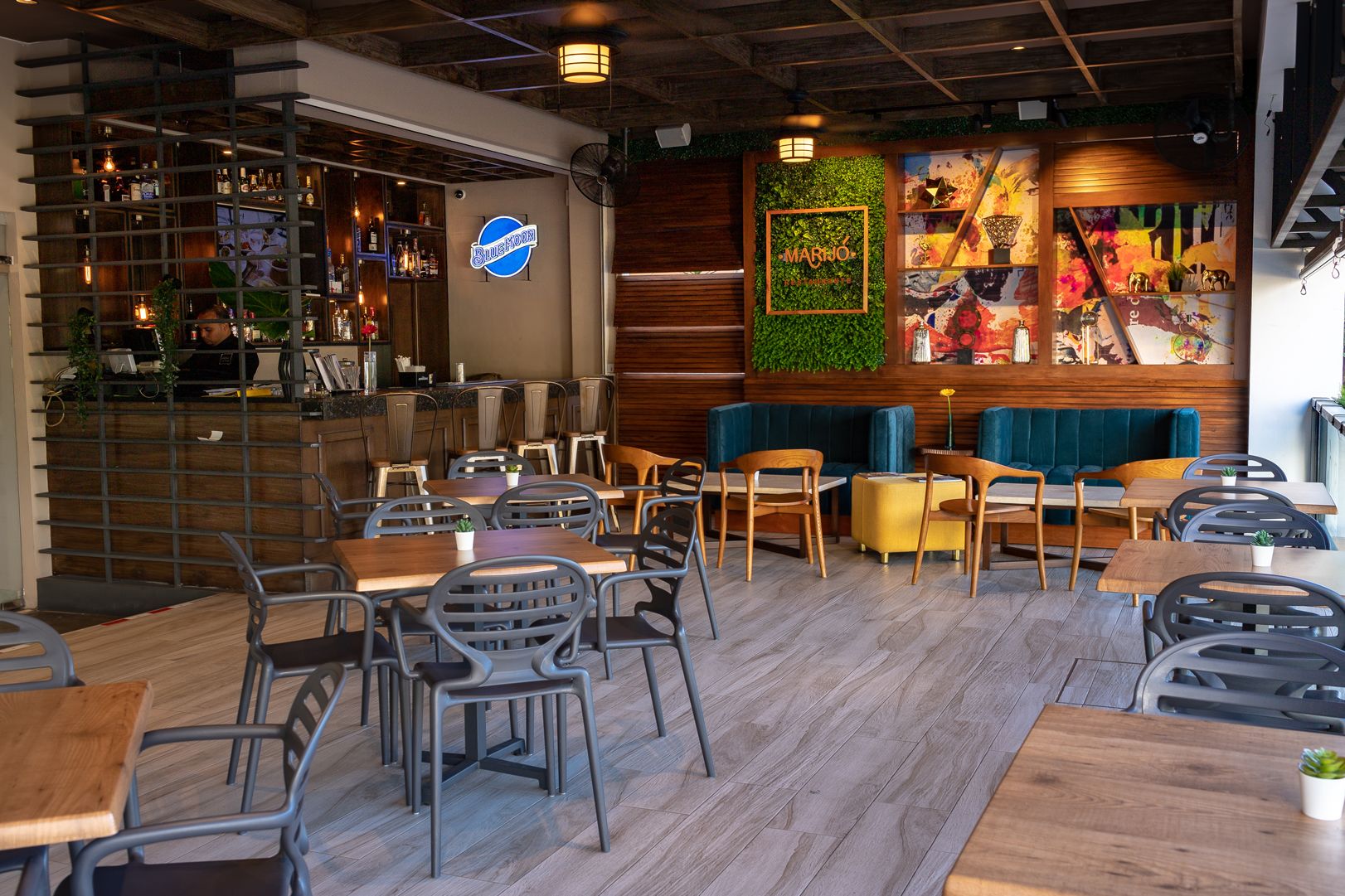 breakfast, lunch and dinner served