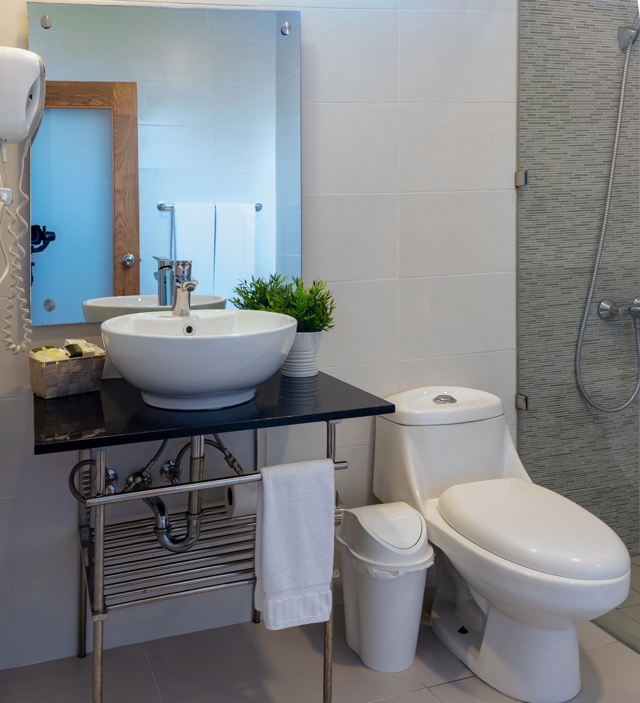 deluxe room | bathroom | combined shower/bathtub, hair dryer, towels