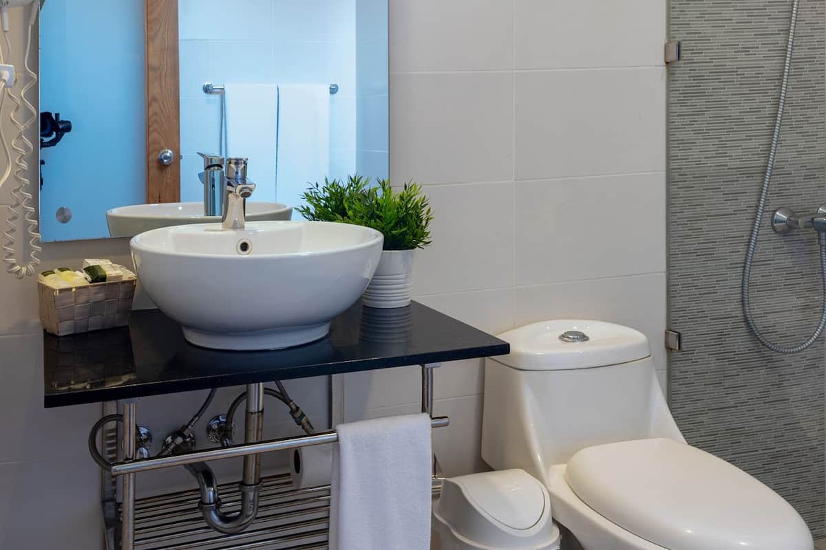 deluxe room | bathroom | combined shower/bathtub, hair dryer, towels