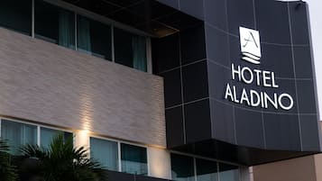Ein modernes Gebäude mit einem Schild, auf dem 'HOTEL ALADINO' steht.