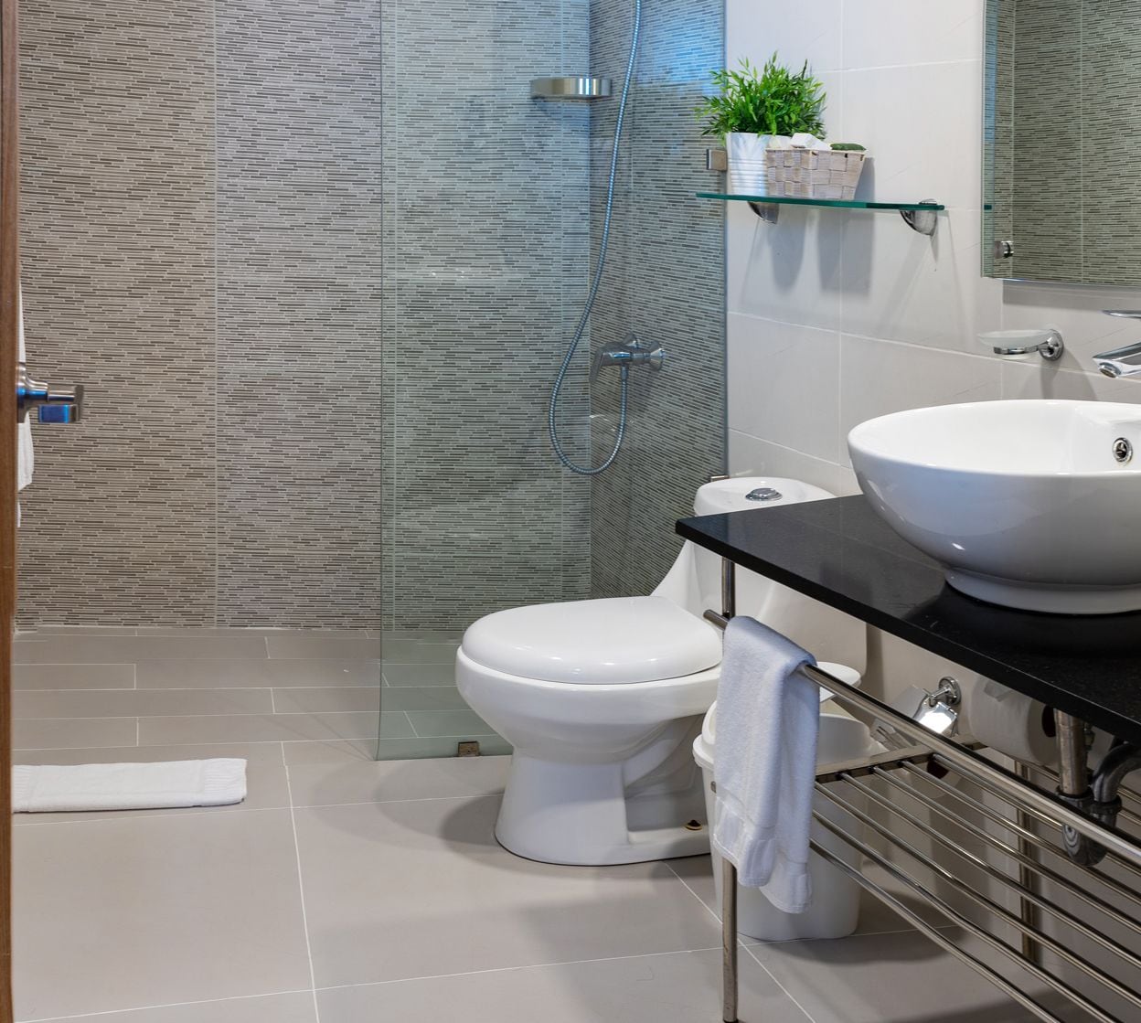 deluxe room | bathroom | combined shower/bathtub, hair dryer, towels