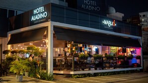 Esterno di un hotel moderno con un ristorante chiamato Marijó.