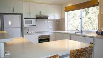 Køleskab, mikrobølgeovn, ovn, kogeplade