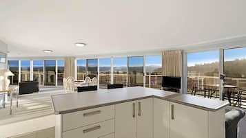 Executive Penthouse | Private kitchen | Fridge, microwave, oven, stovetop