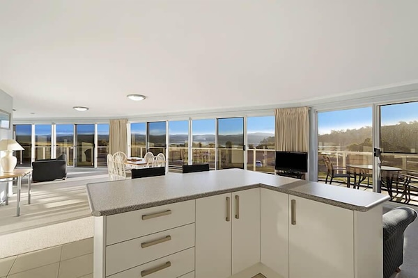 Executive Penthouse | Private kitchen | Coffee/tea maker, fridge, microwave, oven