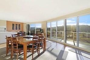 Executive Penthouse | In-room dining - Waterview Luxury Apartments (Merimbula)