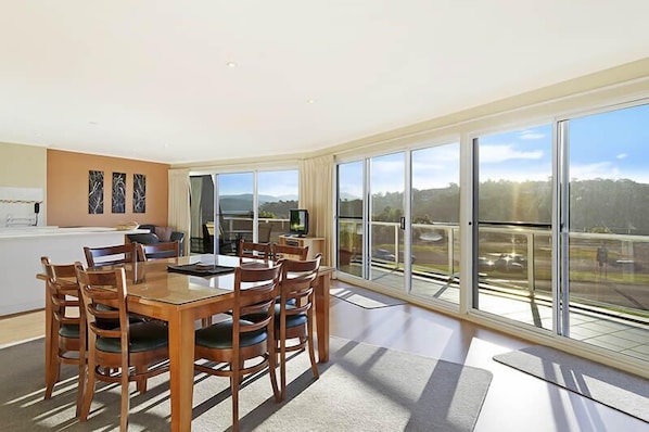 Executive Penthouse | In-room dining