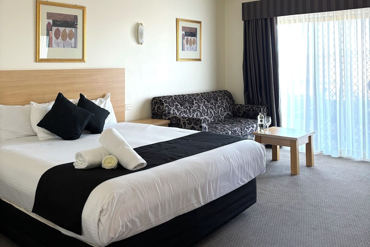 Studio, 1 King Bed, Accessible, Ground Floor | 1 bedroom, minibar, desk, laptop workspace