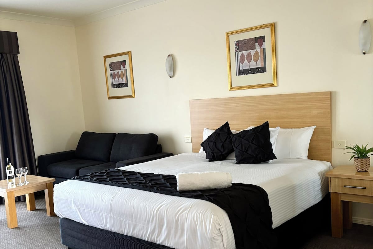 Executive Studio Room | 1 bedroom, minibar, desk, laptop workspace