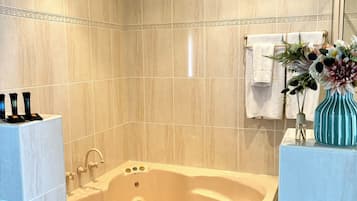 Villa, 1 habitación | Baño | Secadora de cabello y toallas