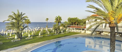 Kolam renang tertutup, 2 kolam renang terbuka, payung kolam