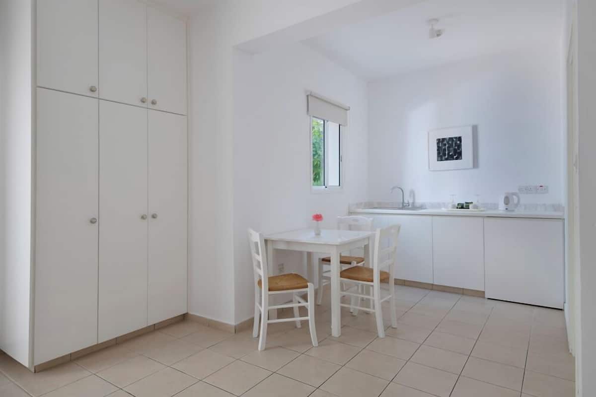 Private kitchen | Coffee/tea maker, mini-fridge