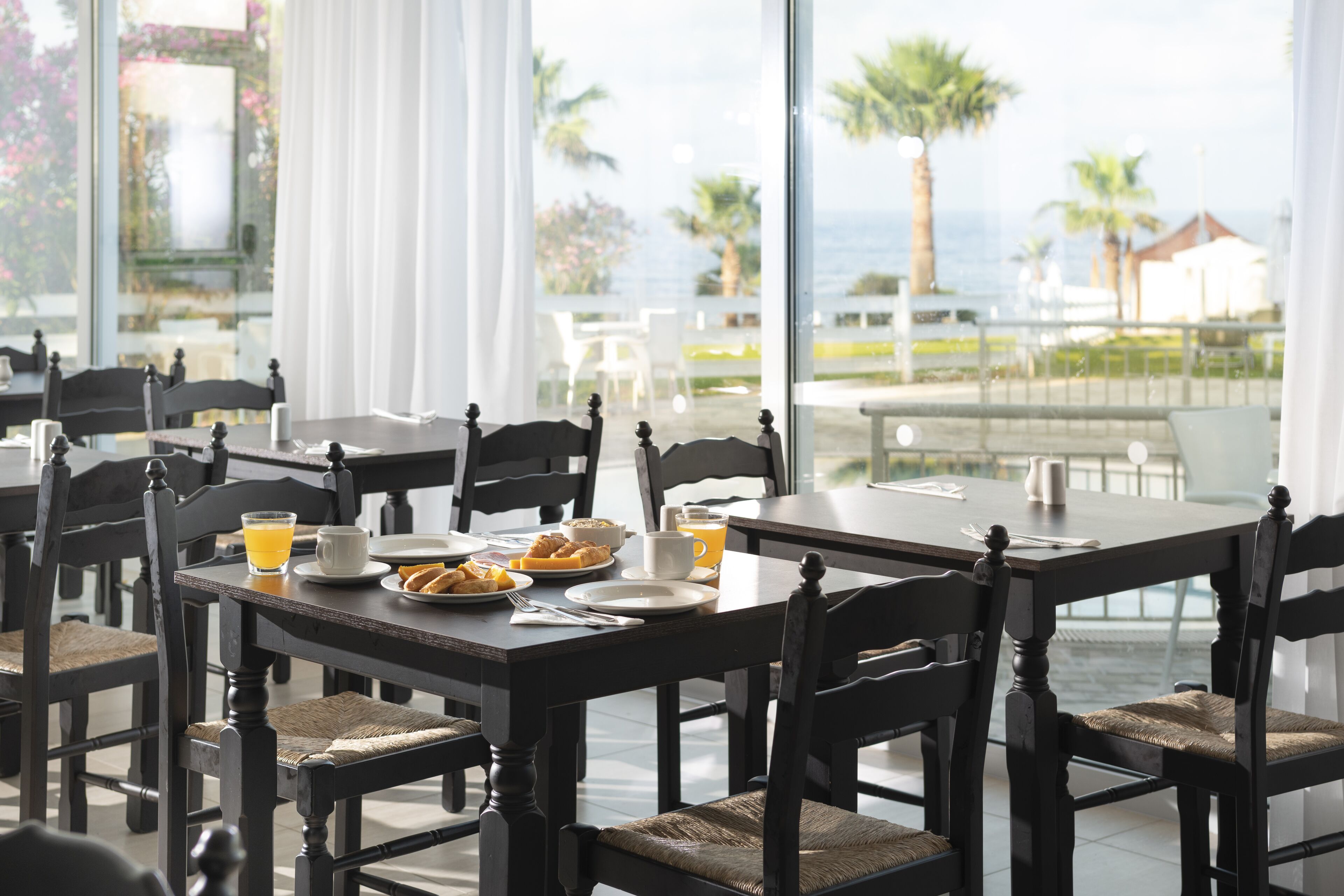 2 restaurantes; se sirven desayunos 