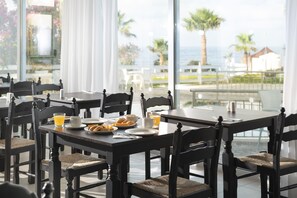 2 restauranter, frokost serveres