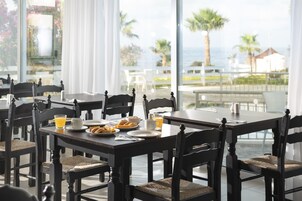 2 restaurants, breakfast served