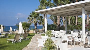 2 restaurants, breakfast served