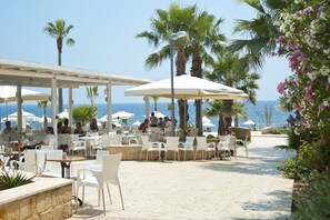 2 restaurants, breakfast served - Akti Beach Village Resort (Chlorakas)
