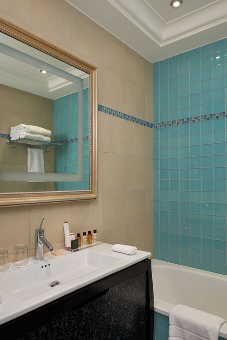 Majestic Hotel SPA Champs Elysees - Image 101