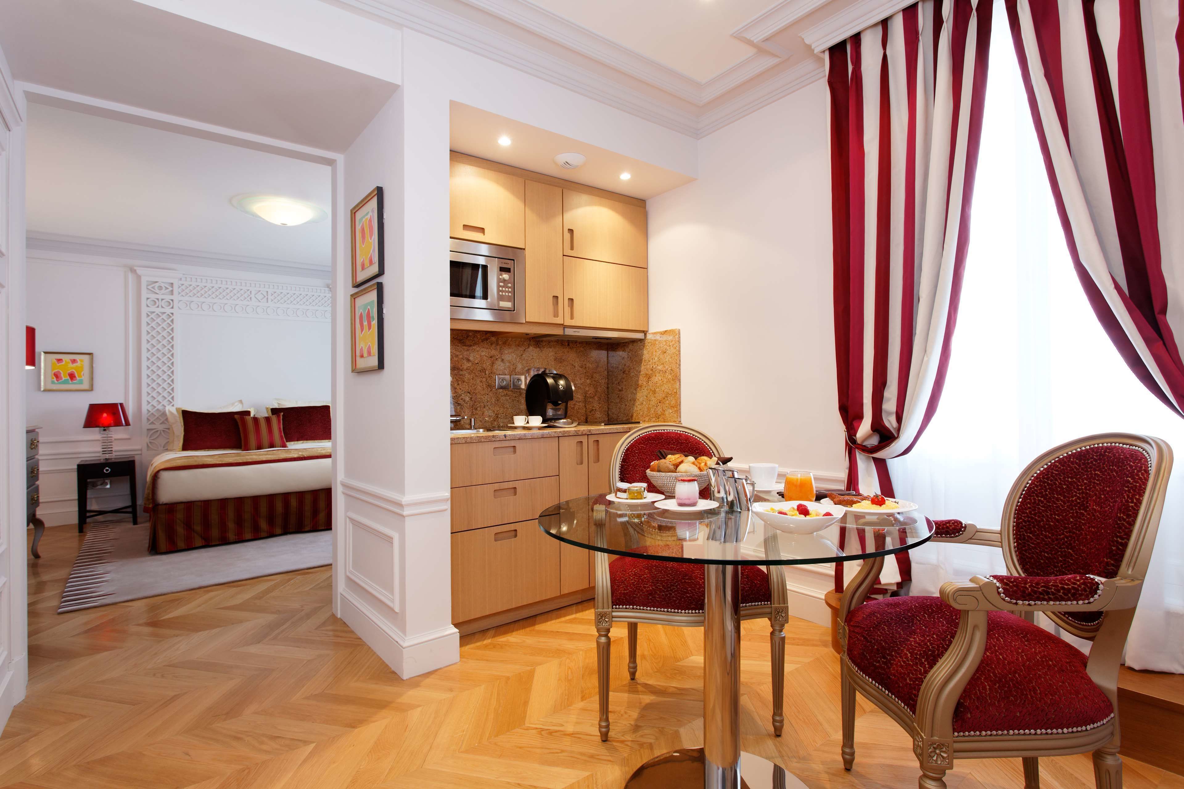 grand room (deluxe) | private kitchenette | coffee/tea maker, electric kettle