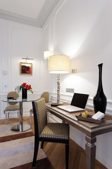Majestic Hotel SPA Champs Elysees - Image 24