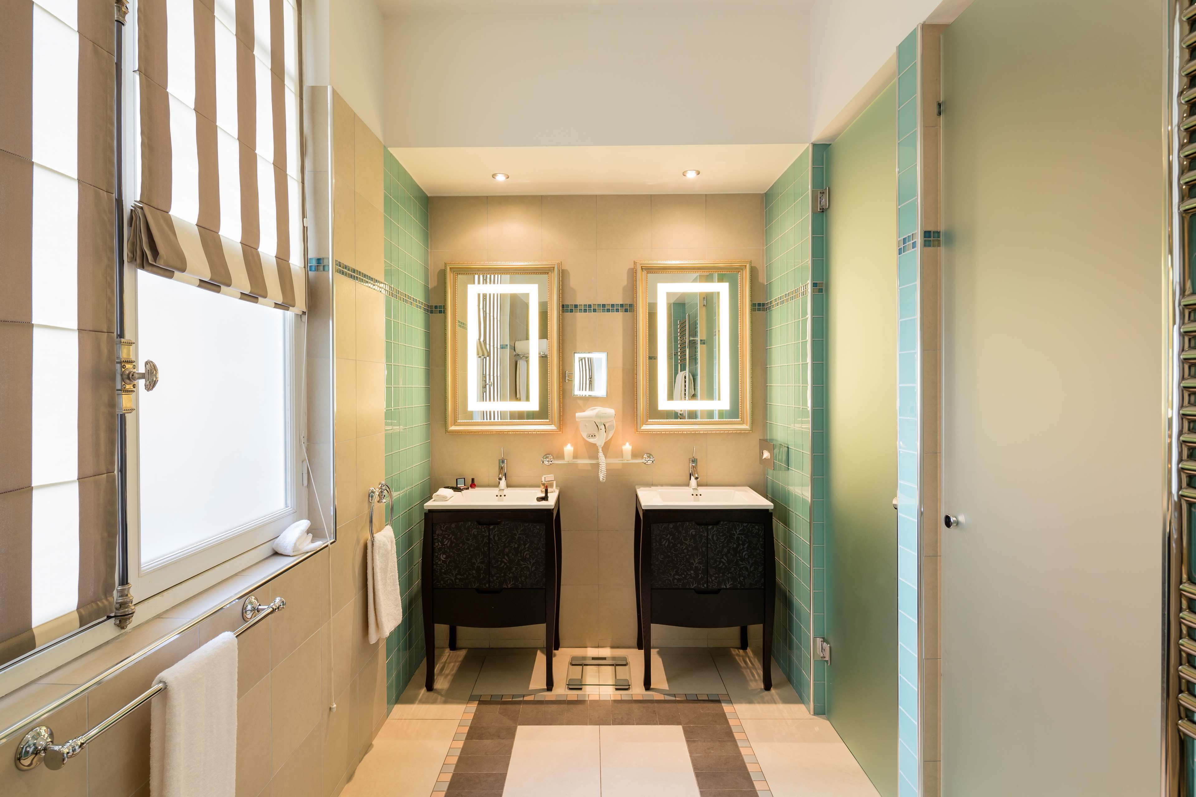 suite prestige | bathroom | designer toiletries, hair dryer, bathrobes, towels