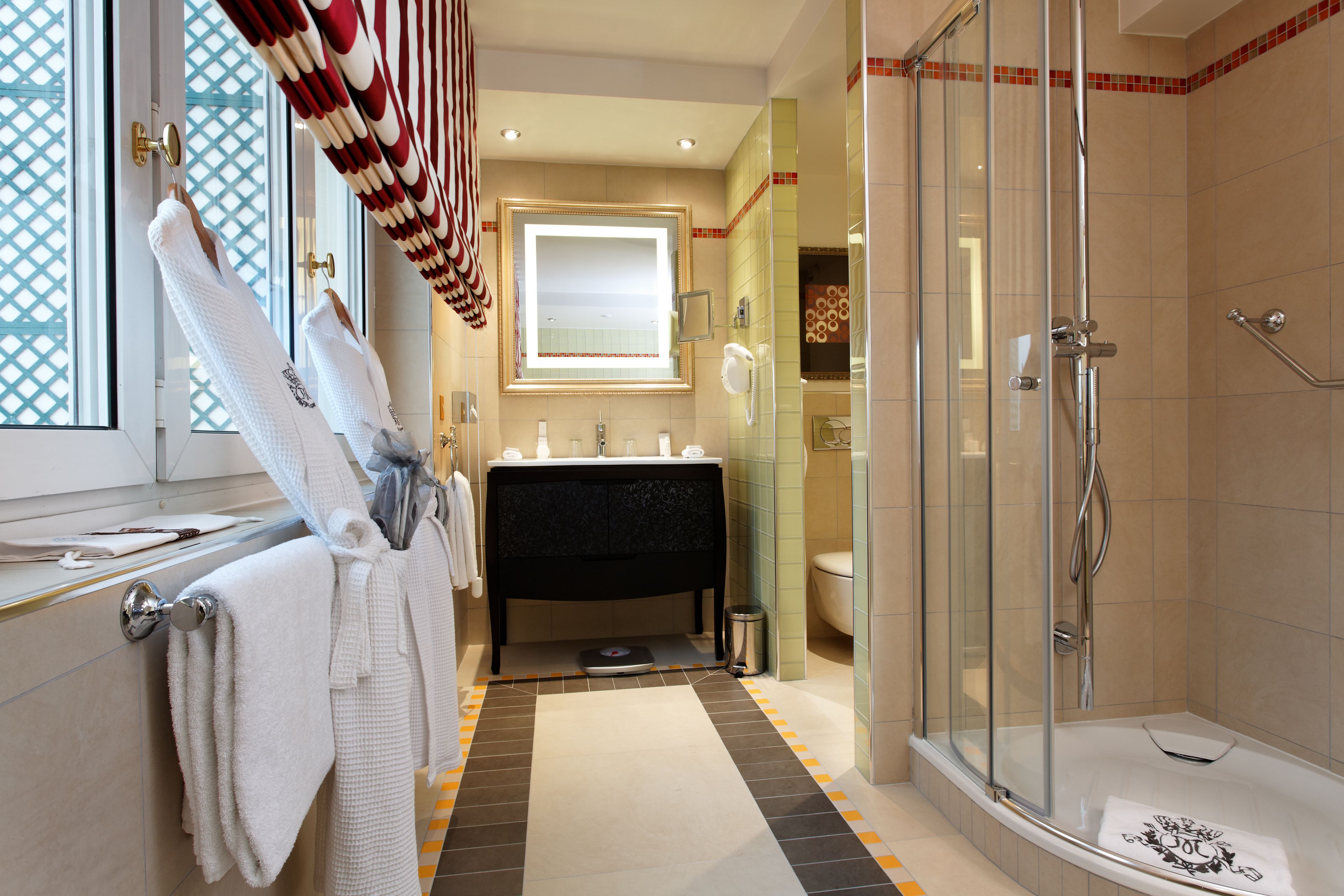 Suite Terrace Eiffel Tower | Bathroom | Designer toiletries, hair dryer, bathrobes, towels