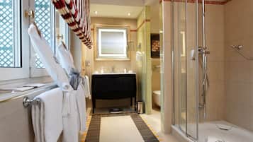Suite Terrace Eiffel Tower | Bathroom | Designer toiletries, hair dryer, bathrobes, towels
