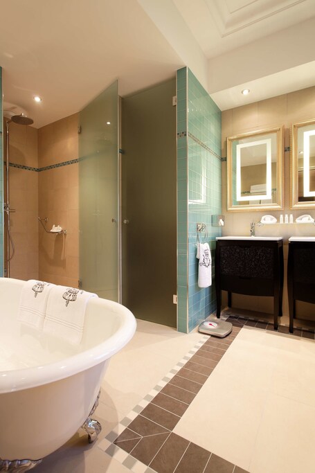 Majestic Hotel SPA Champs Elysees - Image 73