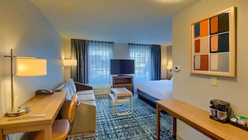 開放式套房, 1 張特大雙人床 | 客廳 | 37 吋平面電視連有線電視頻道、電視