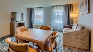 Suite, 1 soverom, hjørnerom | Oppholdsområde | En 37-tommers Flatskjerm-TV med kabel-kanaler samt TV