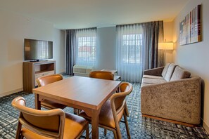 Suite, 1 Bedroom, Corner | Ruang tamu | 37 inci televisyen skrin rata dengan kabel, TV 
