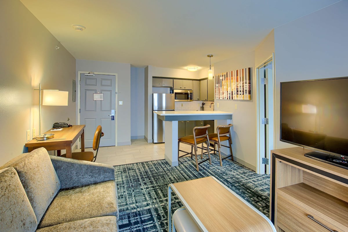 Suite, 1 chambre | Coin séjour