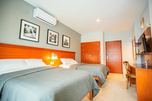 Quarto executivo, 2 camas de casal | Cofres nos quartos, Wi-Fi de cortesia, roupa de cama