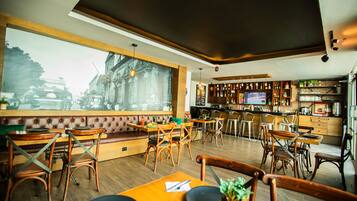 Se sirven desayunos, almuerzos y cenas; cocina local