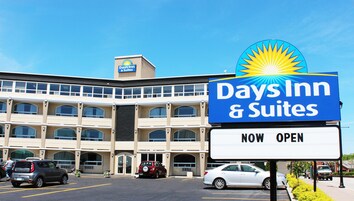 Edificio de Days Inn & Suites con un cartel que indica que ahora está abierto.