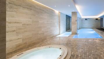 Piscine couverte, piscine extérieure (ouverte en saison)