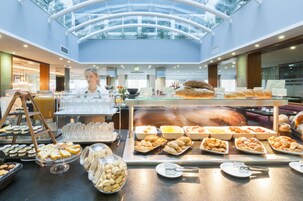 Bữa sáng buffet hàng ngày (15 EUR/mỗi người) 