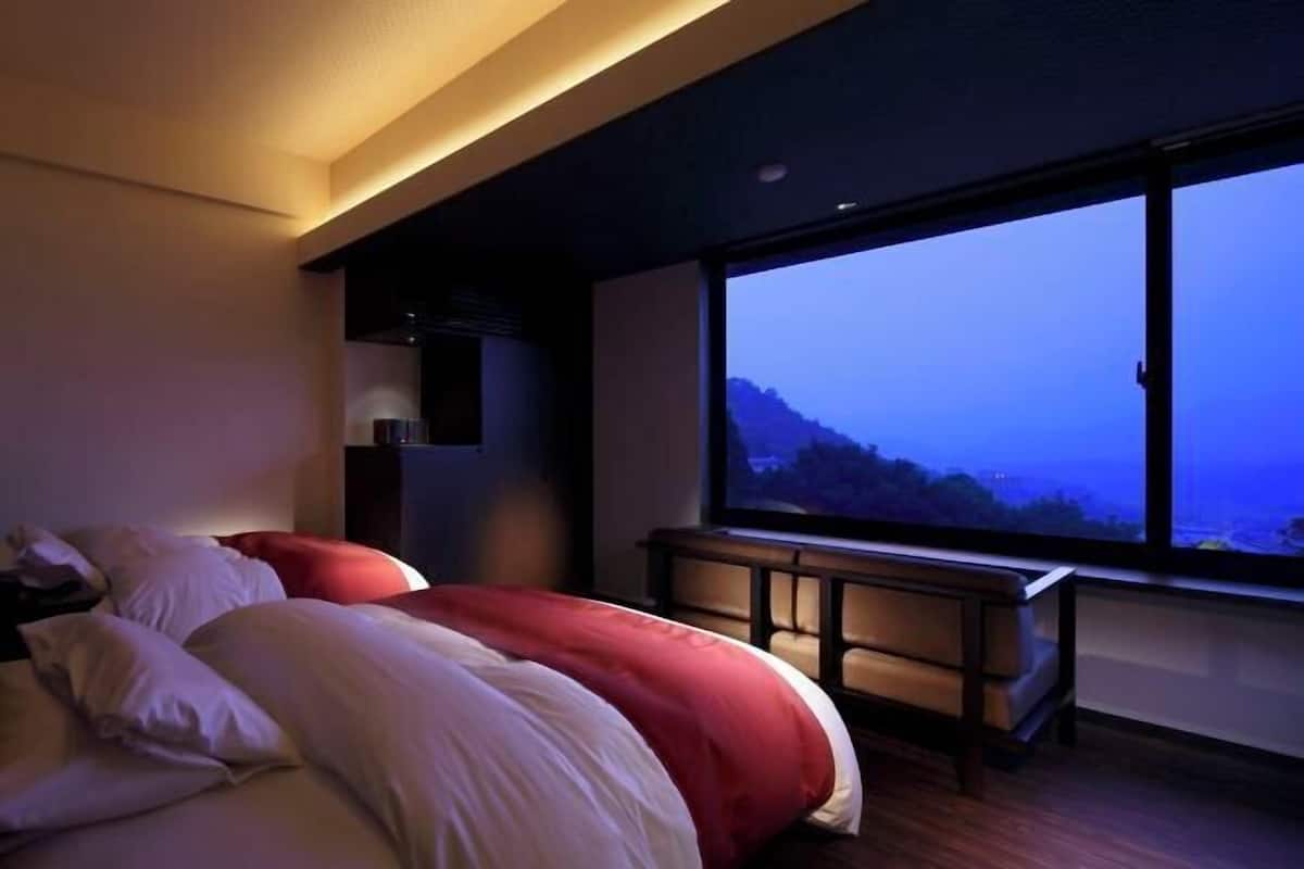 Premium bedding, in-room safe, iron/ironing board, free WiFi