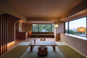 Ropa de cama de alta calidad y caja de seguridad en la habitación