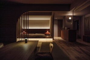 Deluxe kamer, niet-roken, uitzicht op bergen (Corner, w/Tatami, Shower, East Wing) | Luxe beddengoed, een kluis op de kamer, een strijkplank/strijkijzer